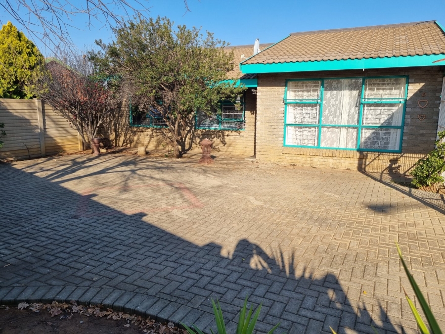 4 Bedroom Property for Sale in Pellissier Free State
